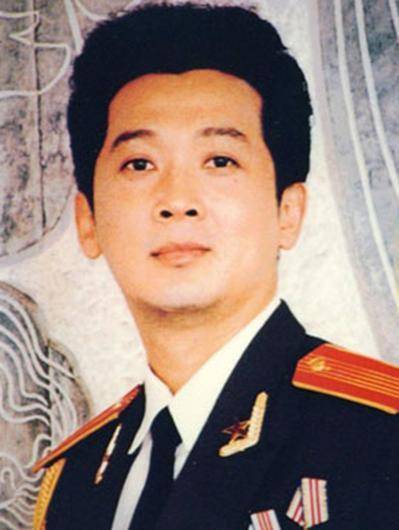 28岁娶初恋,携手37年,前线慰问险被炸死,65岁的郁