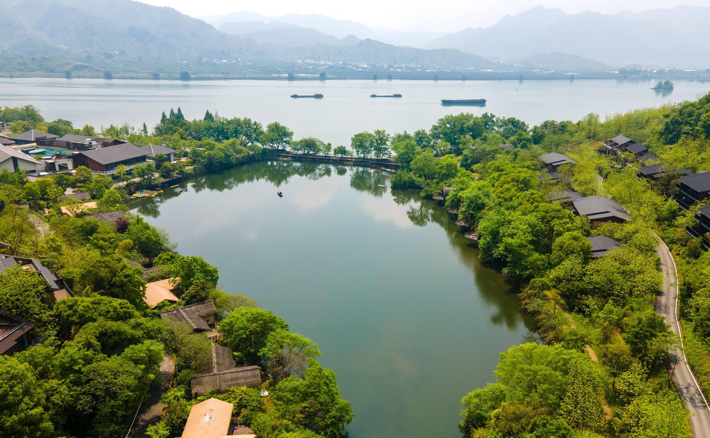 建德藏着一家绝美山水酒店，遗世独立，堪称现实版《富春山居图》