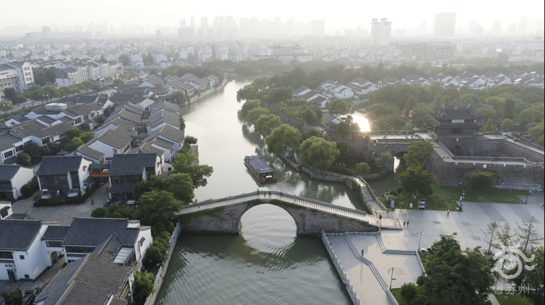 白露：舟行江南景入盘 五色船点慰乡愁