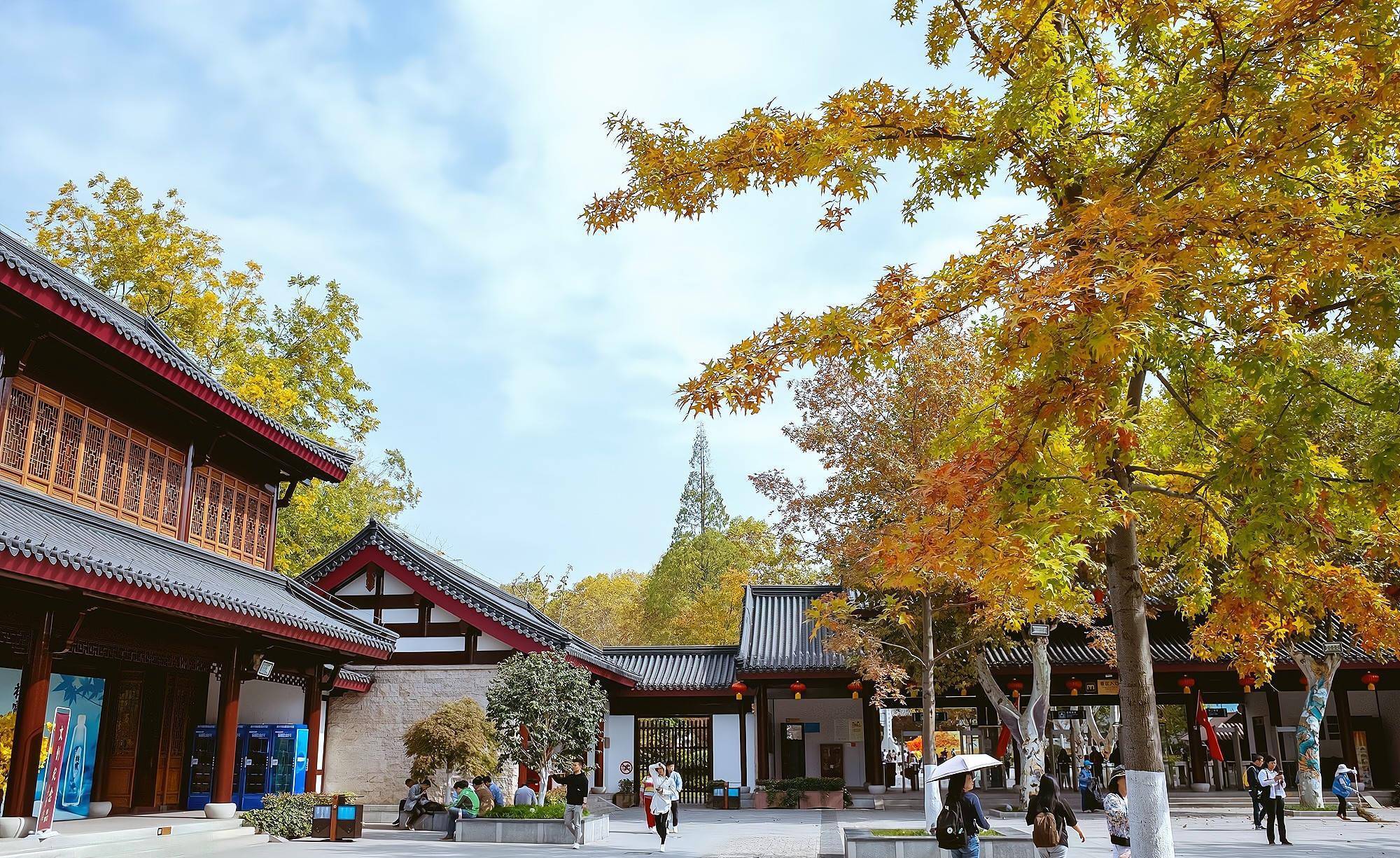 南京这座山，被誉为“金陵第一明秀山”，历史上五王十四帝曾登临