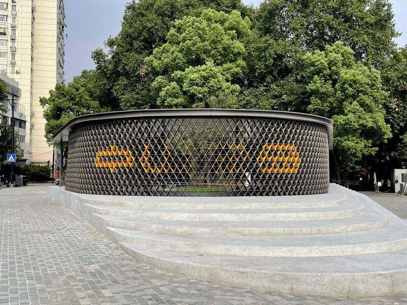中山公园没有围墙了！万航渡路沿线彻底打开，华东最大悬铃木露真容