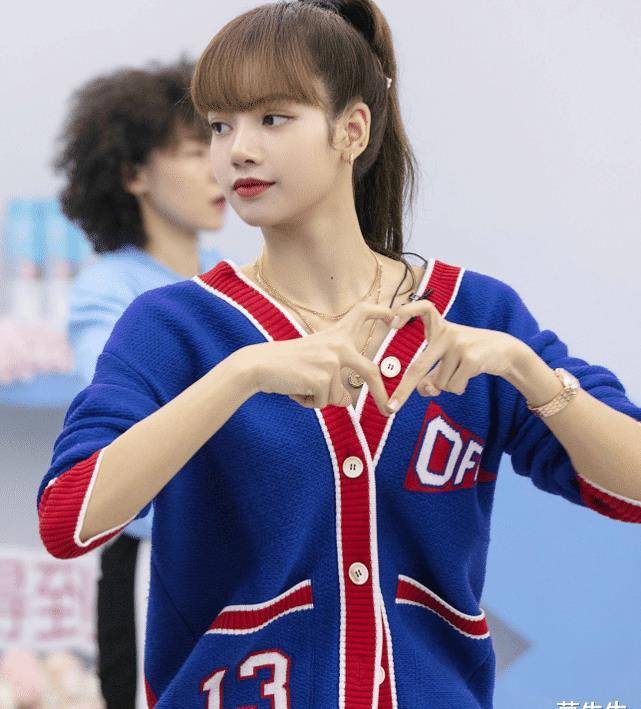 终于来了,这位"人间芭比"今天solo出道,专辑预售已突破80万张_lisa