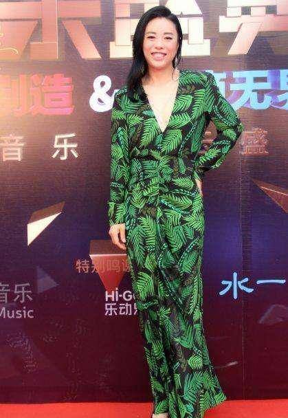 52岁黄绮珊状态真实,发福又有老年斑,却穿着娃娃衫和牛仔裤!