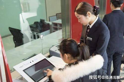 有些时候我们去银行柜台注销银行卡的时候，工作人员会告知必须去开户行