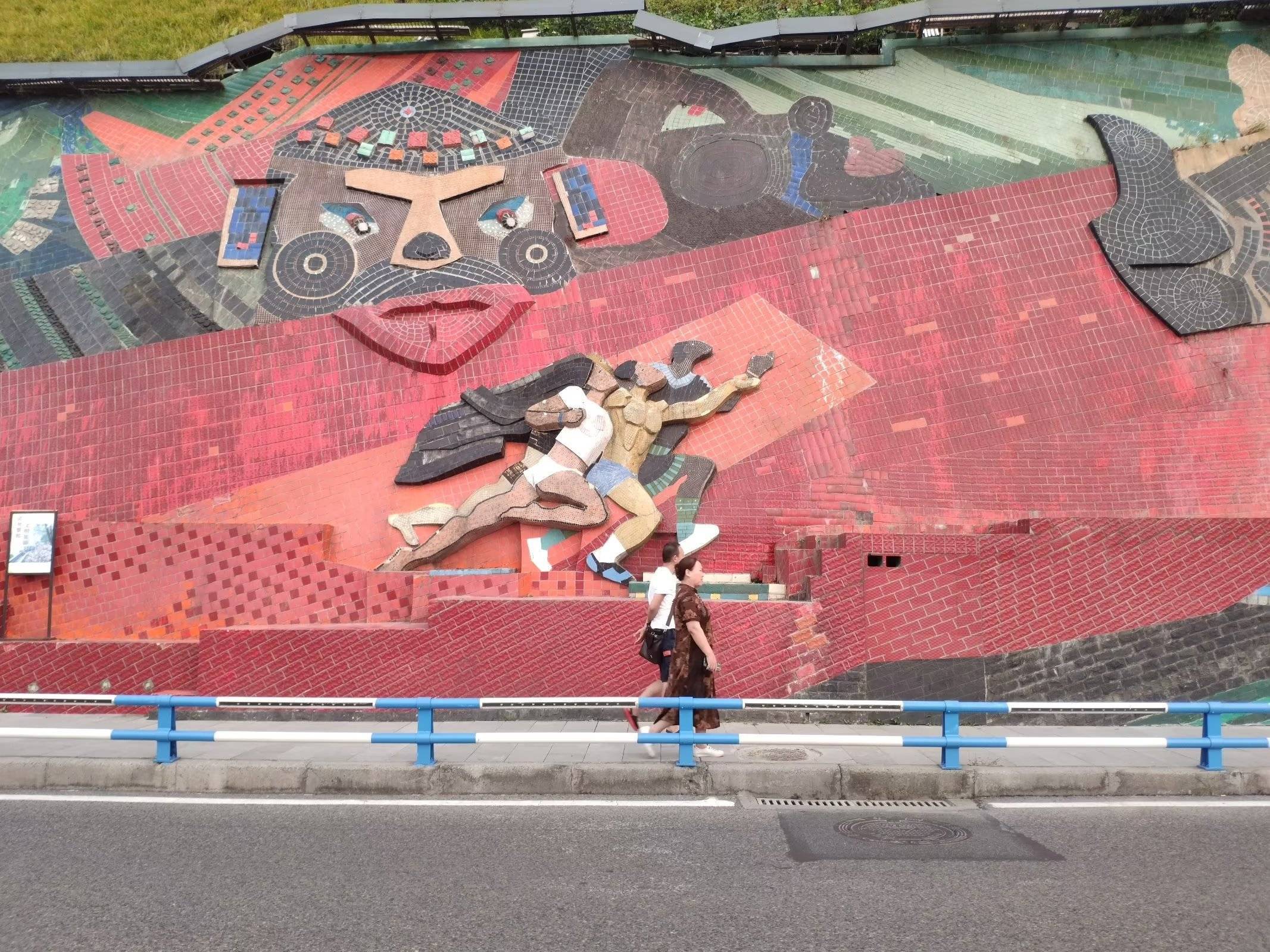 重庆一轨道站现巨幅“岩之魂”浮雕墙，网红轻轨穿楼再添美景