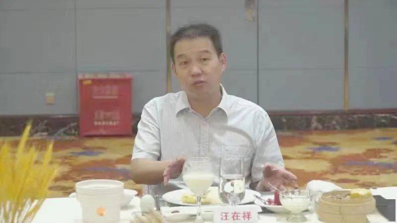 建设有限公司董事长林晓旭,湖北荆门建工集团有限公司总经理何中辉