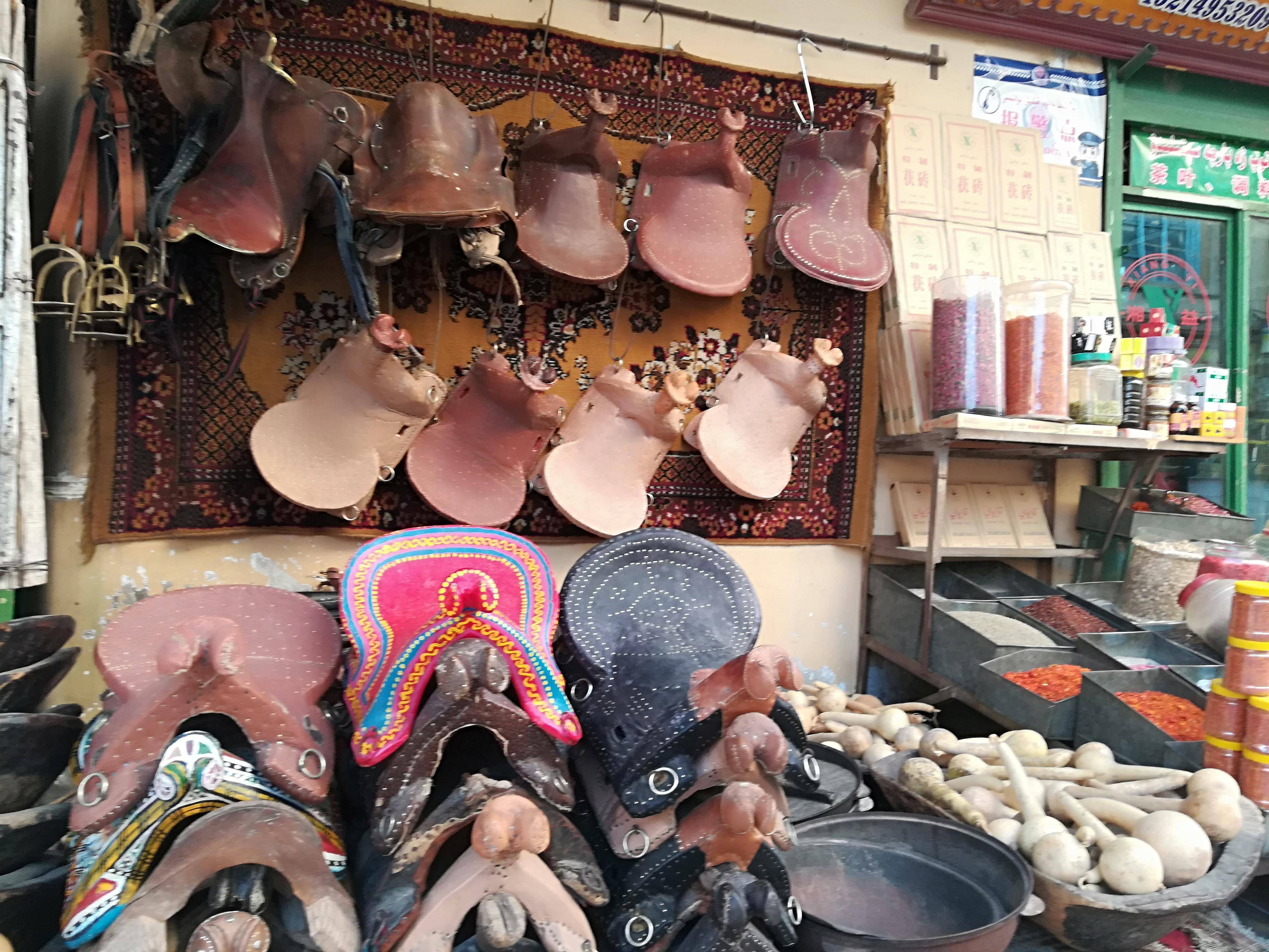 新疆民族人的手工艺品，是渗透在日常生活里的珍品，应该被传承