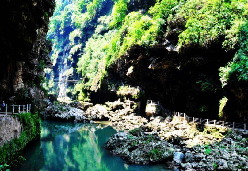 世界最美裂痕大峡谷，数百条瀑布直流而下，获“中华第一漂”之誉