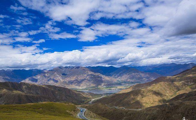 西藏旅游不可错过羊卓雍错，景色秀美，很多小姐姐都在这里自拍