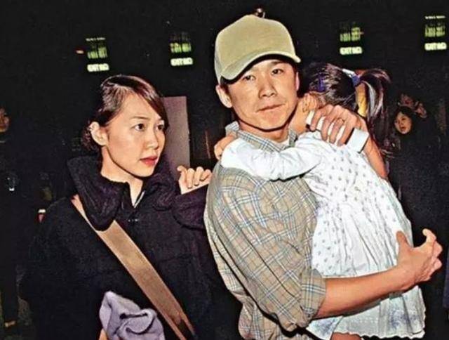 米乐M6 M6米乐天后彭羚豪宅内做瑜伽曾与王菲郑秀文齐名事业巅峰期嫁人隐退(图9)
