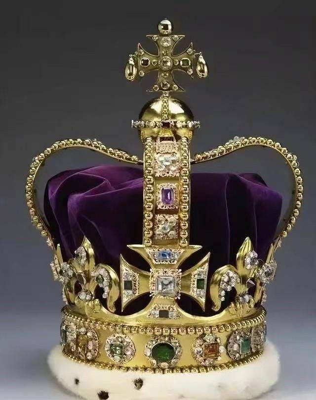 还有帝国王冠,是当时维多利亚女王嫌弃圣爱德华王冠实在太重,就名人