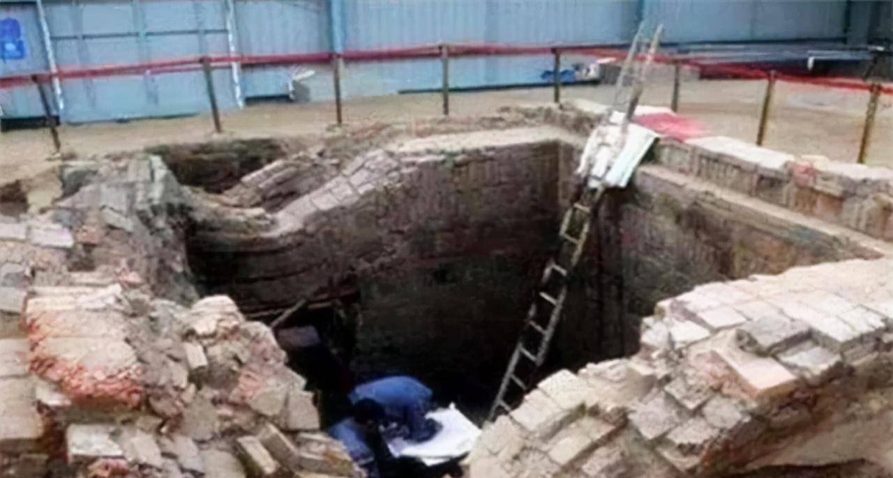 85年湖南老伯挖出古墓,专家打开棺盖后,发现女尸手边有支桃树枝_老张