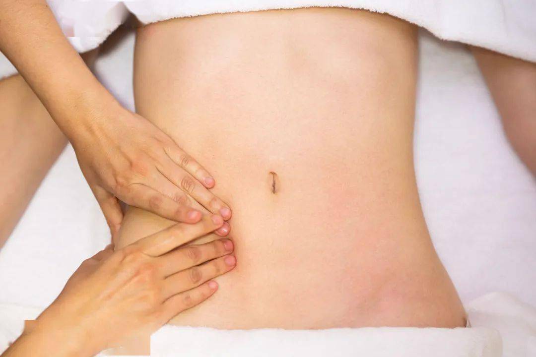 次左右的频率进行,按摩后腹内有热感为最佳。腹部按摩的具体操作1躺着按