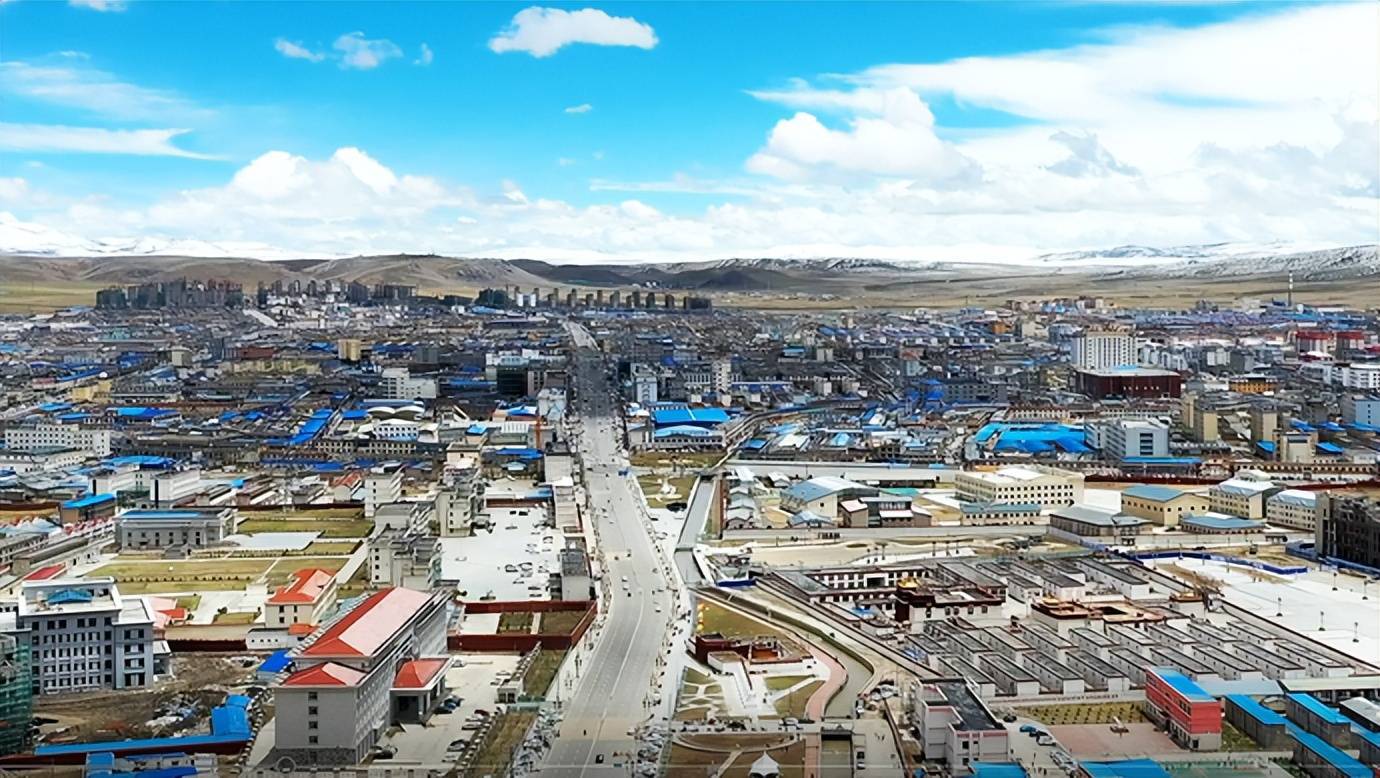 西藏那曲市，位于青藏高原的腹地，总面积43万平方公里，常住人口大约50多