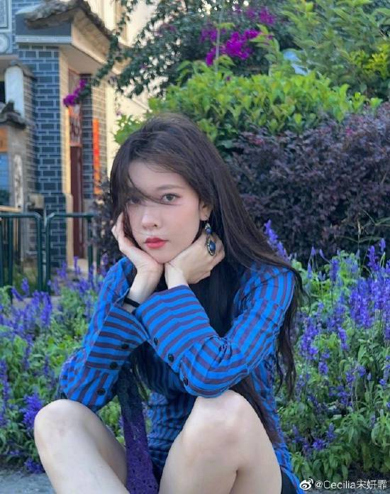 宋妍霏微博分享大理美照 海边回眸皮肤白到发光