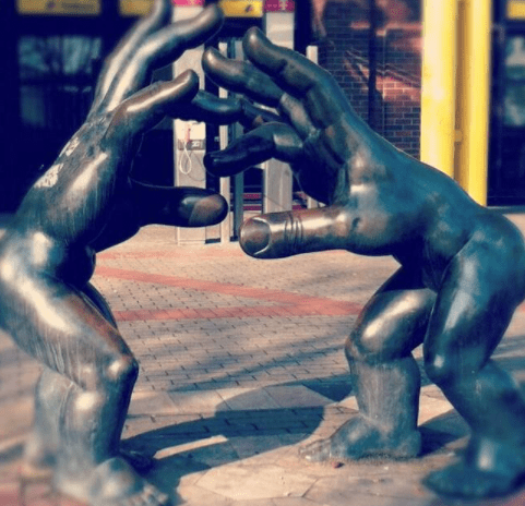 原创
开心一刻:坐公交下班,听见一个和尚在车上打电话,全车人崩溃了…