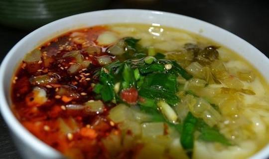 浆水鱼鱼儿,其实并不是江海河湖中的"鱼儿,而是形似"鱼儿"的面食.