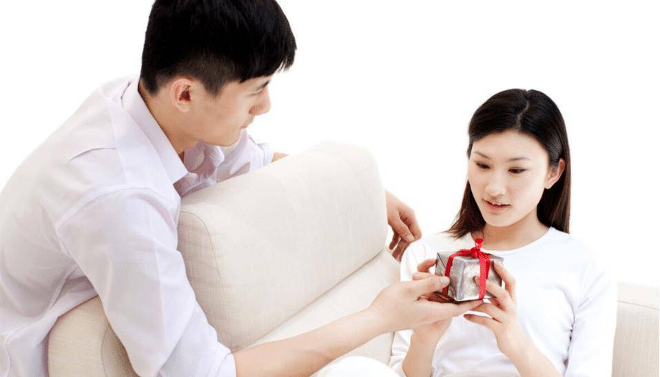 梦回现实，解析梦到老公在外工作突然返还家中的深层含义