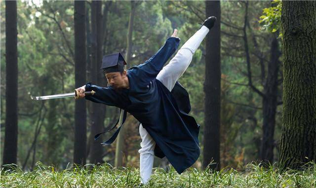 武当陈师行再现轻功绝学,不同于闫芳雷公之流_太极拳_武术_绝技