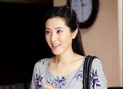 气质时尚却"清心寡欲,曾黎感情道路坎坷,至今仍保持单身_表演_李易祥