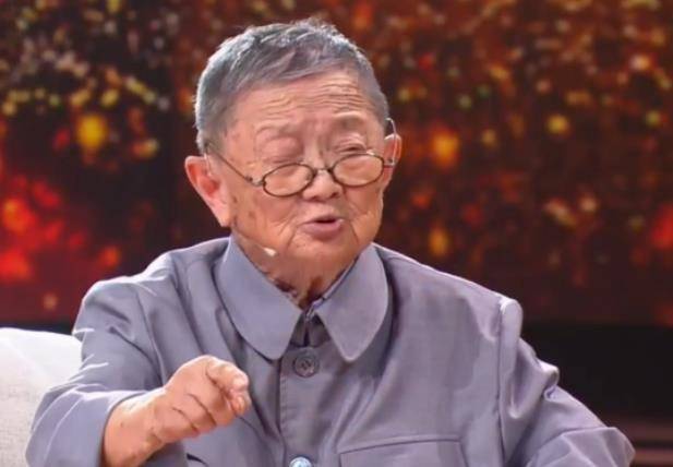 这一吻感动全国:2019年,94岁老兵深情亲吻国旗,久久