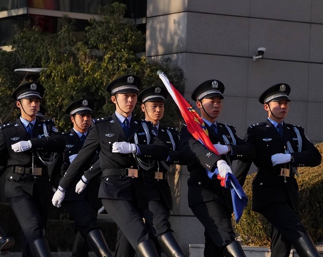 成为警察的两种方式有啥不同？编制不一样是小事，待遇上差得更多