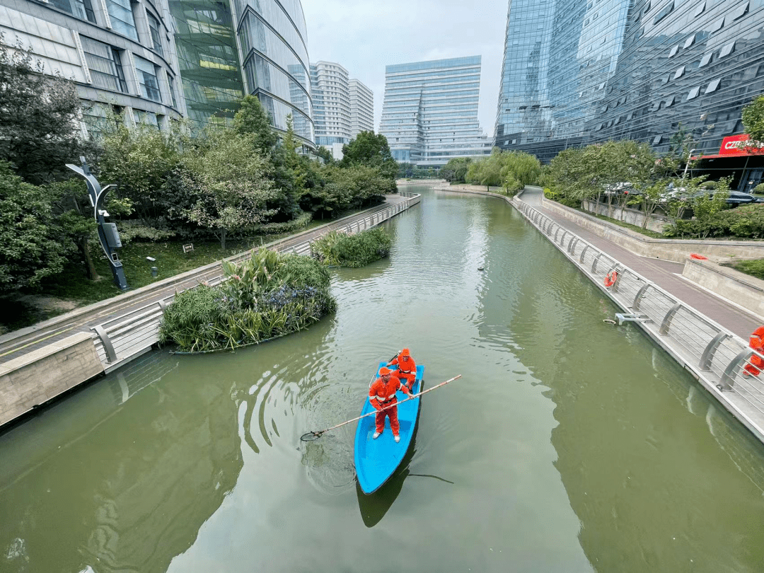 扮靓河道，水清岸绿迎国庆