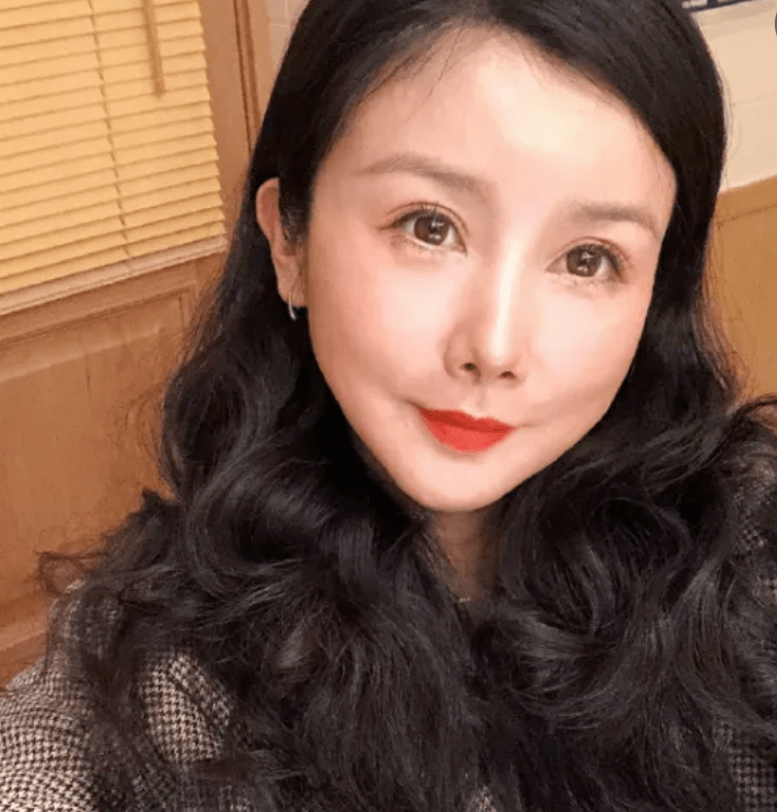 那些削骨的女星还好吗？脸歪僵硬、挂不住肉，杨幂、鞠婧祎都崩了！