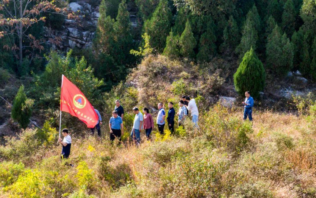 市人防指挥信息保障中心开展“我们的节日•重阳”登山活动