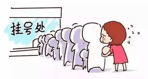 市一医院二楼儿科诊室前,有不少家长带着孩子排队等号,候诊的椅子坐满