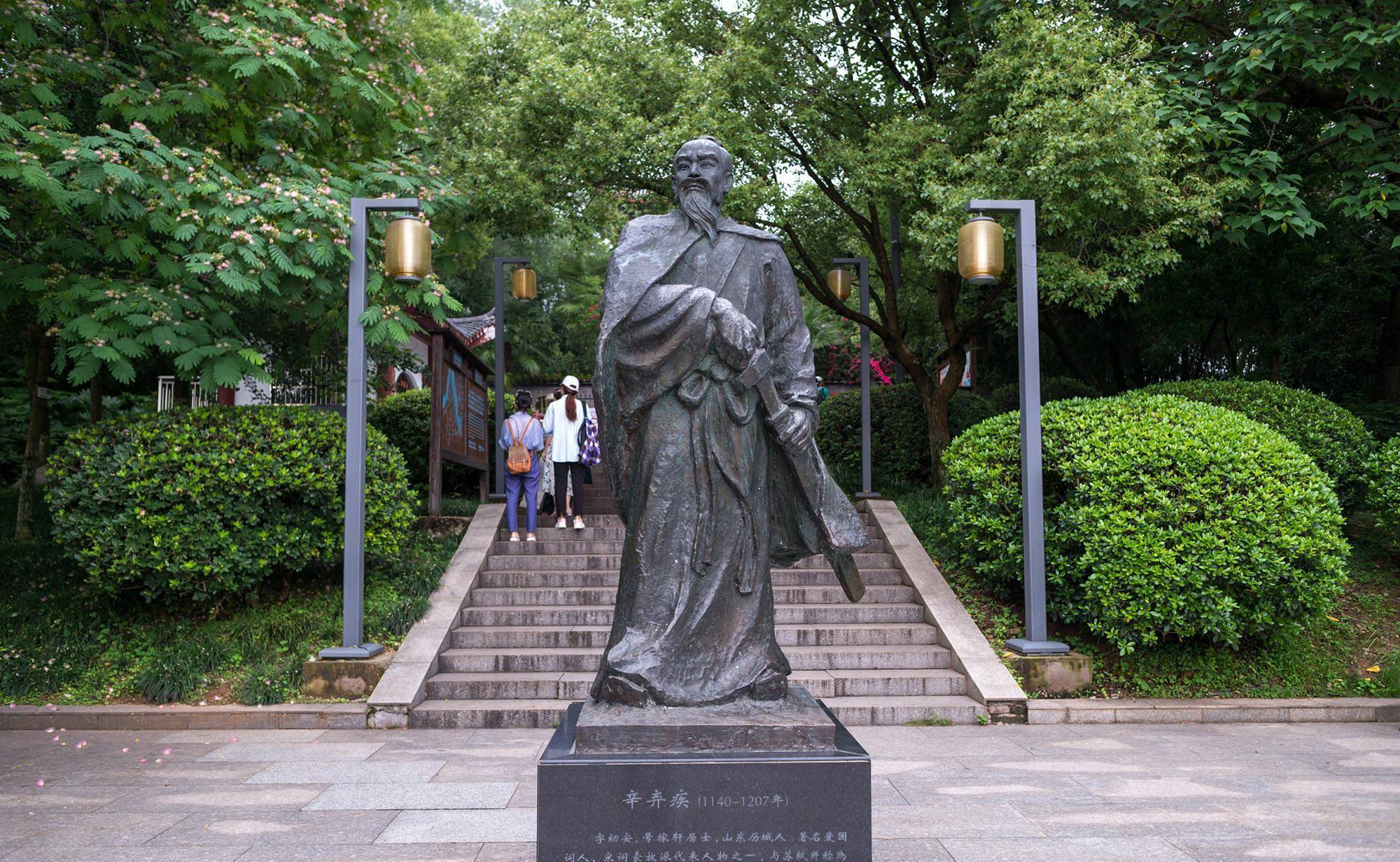 【七律】《秋晨登郁孤台》庄灿煌