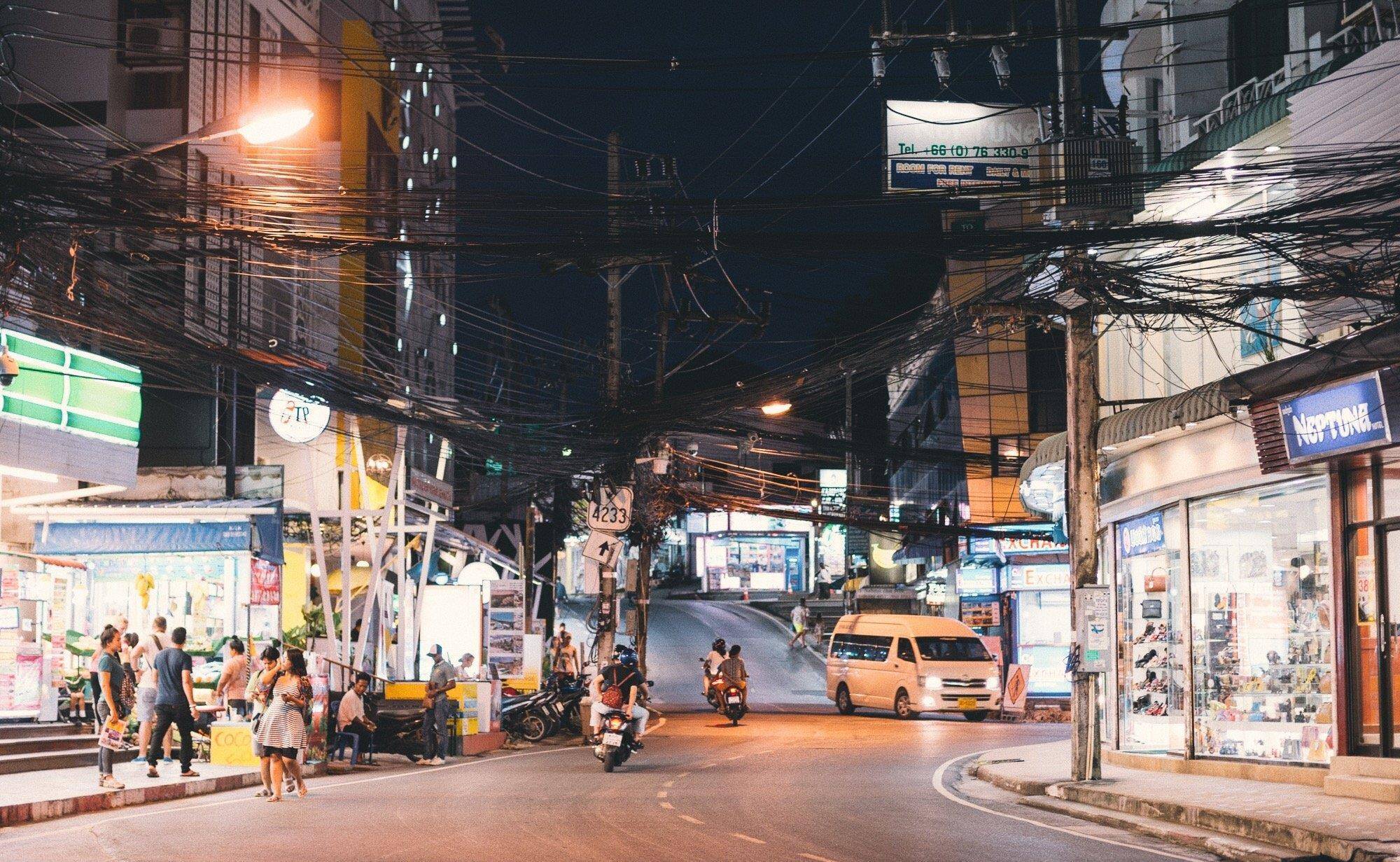 泰国普吉岛夜市实拍，外国女生最爱去逛，但有一道美食让人害怕