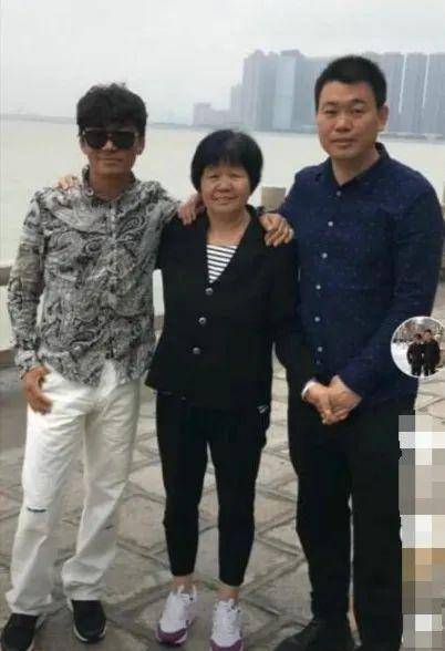 弟弟是大明星王宝强,他路边摆摊生活平淡,直言花自己
