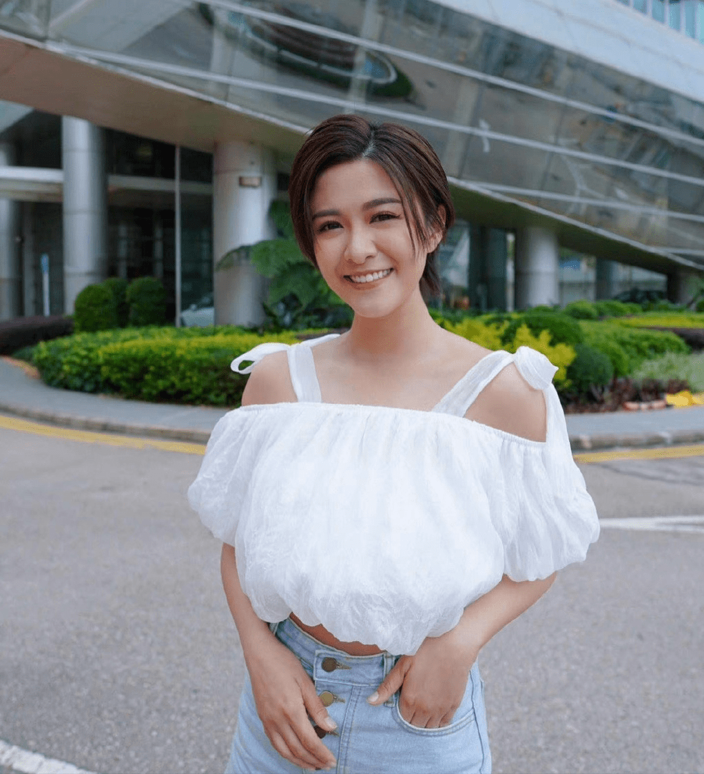 江嘉敏的打扮一向都是网友们讨论的焦点，之前她在2020年出席《万千星辉颁奖典礼》上的造型就被网友指出