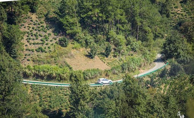 安徽歙县有一座千年古村，位于高山之上，深受自驾爱好者喜爱