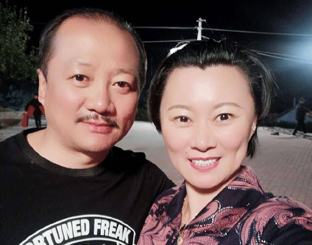 剧中饰演刘能的王小利与饰演谢兰的李琳是夫妻,两人在2000