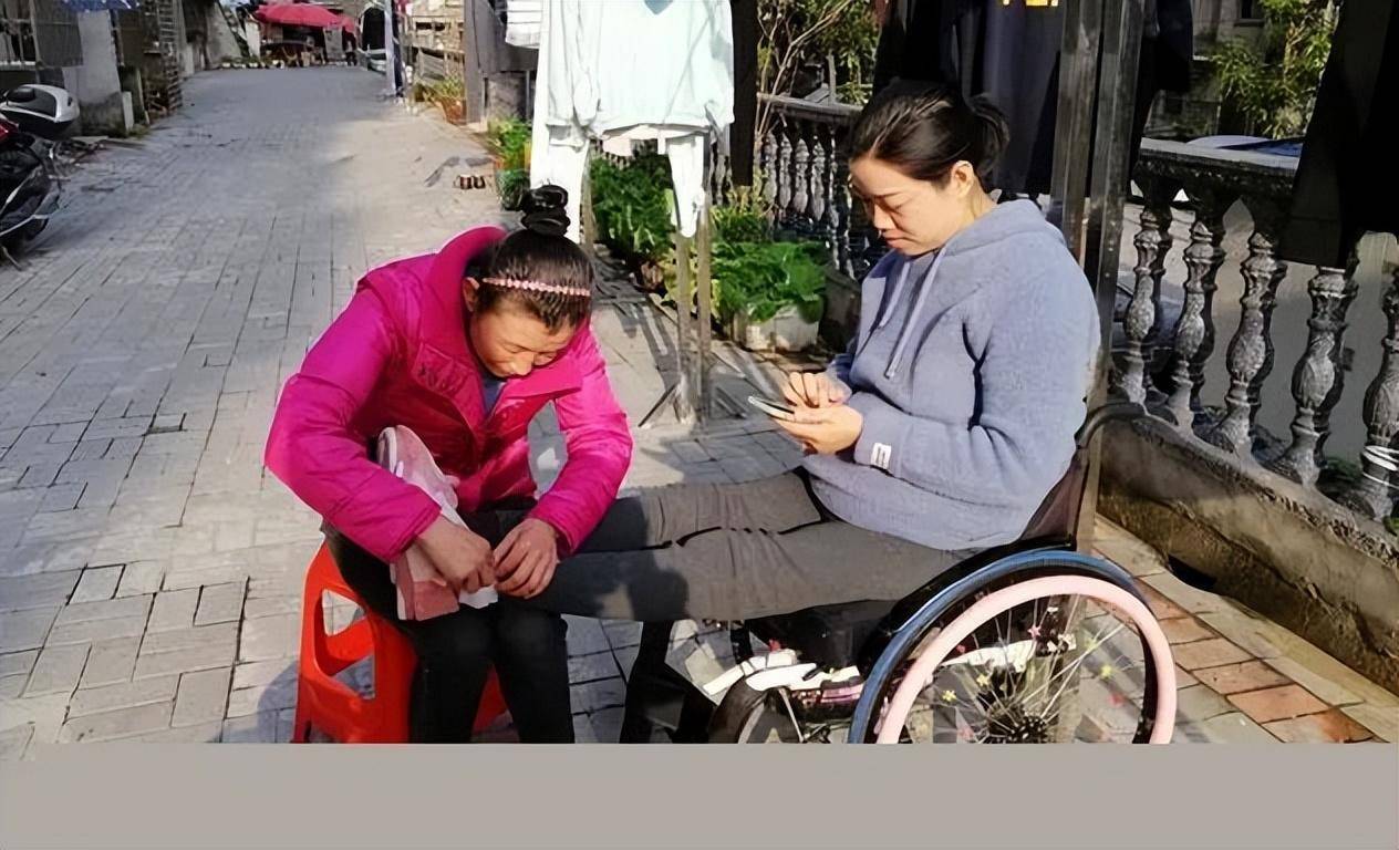湖北34岁女子瘫痪离异后,嫁给闺蜜的儿子,网友:绝配 湖北34岁女子瘫痪离异后,嫁给闺蜜的儿子,网友:绝配