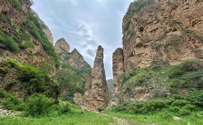 河北蔚县有一处飞狐峪，喜欢自驾的朋友都爱来，风景优美还免门票