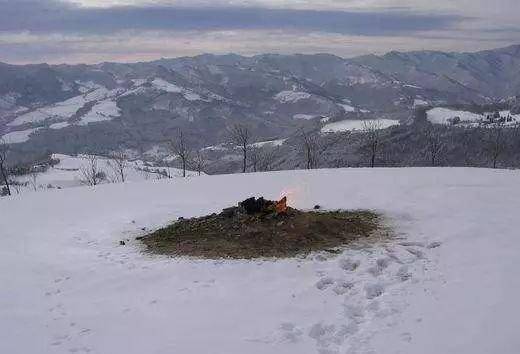 世界上最小的火山，持续燃烧上百年，当地人：夏天烧烤，冬天取暖