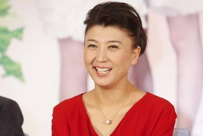 而今天我们要说的这个明星就和赵本山老师关系匪浅，她就是闫学晶，闫学