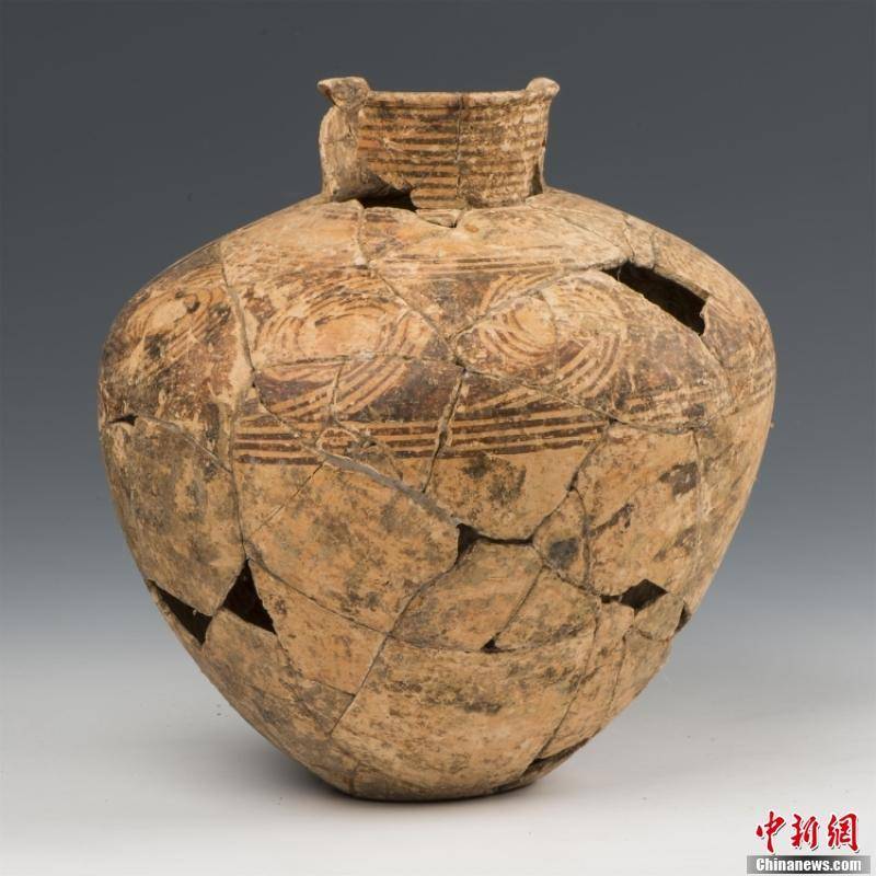 图为屈家岭遗址出土的彩陶罐。(资料图片) 屈家岭文化的陶器主要是泥质