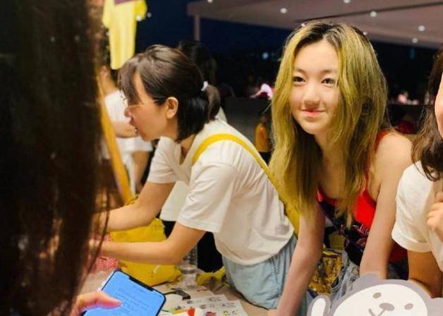 王菲女儿李嫣为义卖露面,发色夸张穿着清凉,兔唇修复