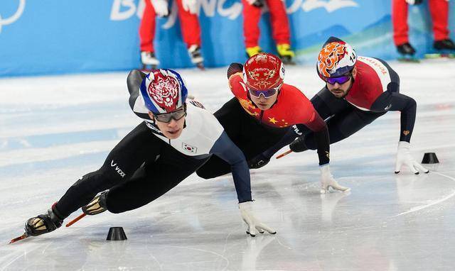 中国短道速滑在女子3000米接力和男子5000米接力中均进入决赛.