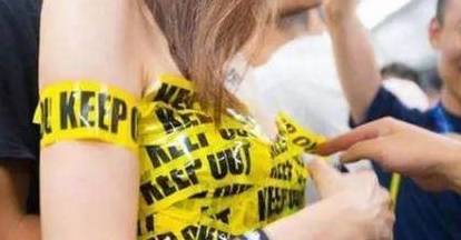 原创
开心一刻:我同学小飞看上了大长腿的表姐,一天一起去爬山……