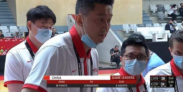 CCTV5曲播，中国男篮硬拼死敌，周琦带伤出战，杜锋变阵放弃3后卫