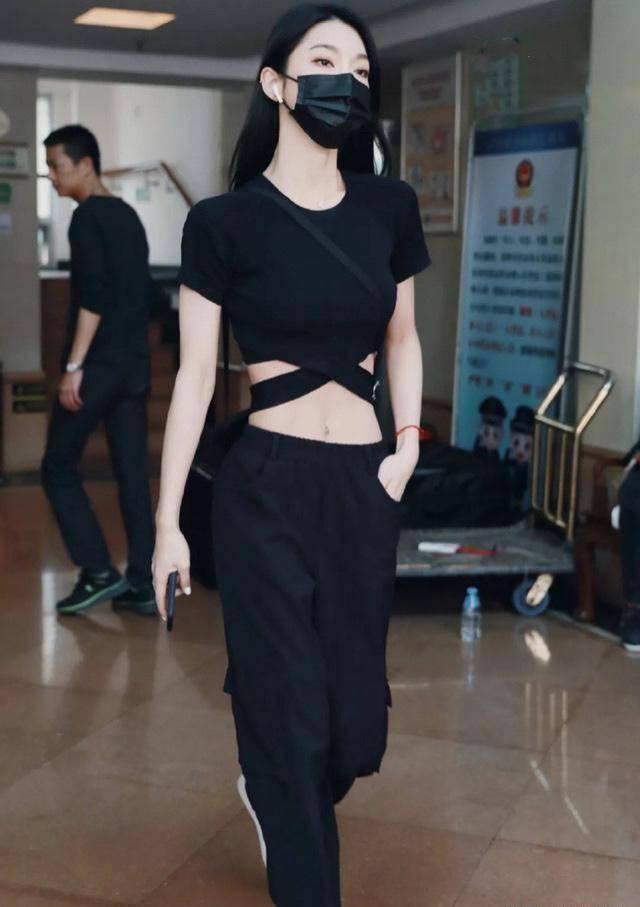 原创
  “阔腿裤”已经失宠了,今夏流行用这条裤子配T恤,显瘦又洋气 第6张 原创
  “阔腿裤”已经失宠了,今夏流行用这条裤子配T恤,显瘦又洋气 第6张