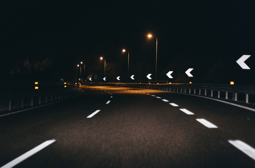 华为手机蓝灯开不了机:原创
                夜间在高速公路行驶，可以开远光灯吗？这都不懂？你把车卖了吧