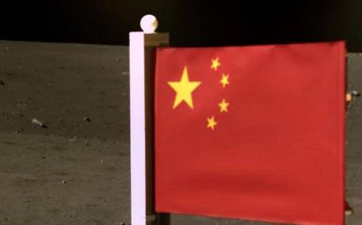 五星红旗在月球展开后,美国登月再受质疑为何美国国旗