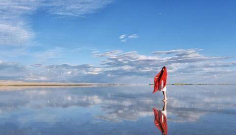 华为手机的天空之境
:茶卡盐湖被称为中国的天空之境，为什么游客去了会后悔？