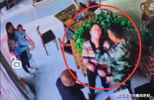 云南一女子饭店被4男子暴力催收卫生费，索要遭质疑，4人合力暴打夫妻俩！